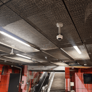 Kuppelkamera an der Decke einer Bahnstation.